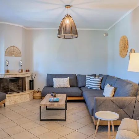 Luxury Garden - Elegant Rural Retreat, Heated Pool Villa