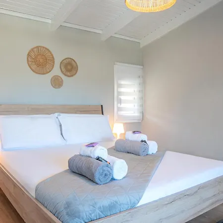 Luxury Garden - Elegant Rural Retreat, Heated Pool Villa *