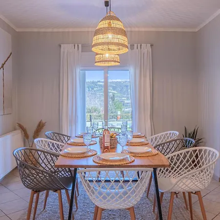 Luxury Garden - Elegant Rural Retreat, Heated Pool Φοινικιά