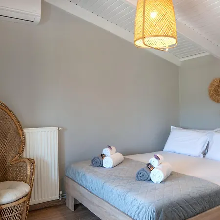Luxury Garden - Elegant Rural Retreat, Heated Pool Φοινικιά
